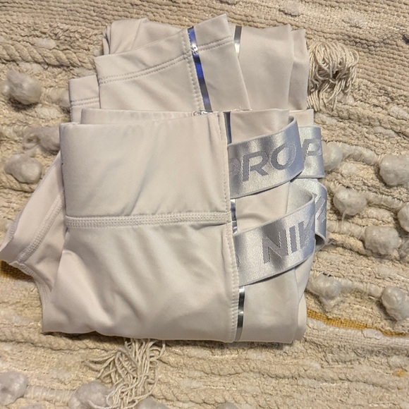 Nike women’s Leggings with Silver Accents - Picture 6 of 6